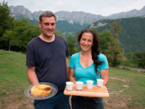 Vaches Jersiaises élevées à la Ferme de Bartabelle et produits laitiers artisanaux en Isère