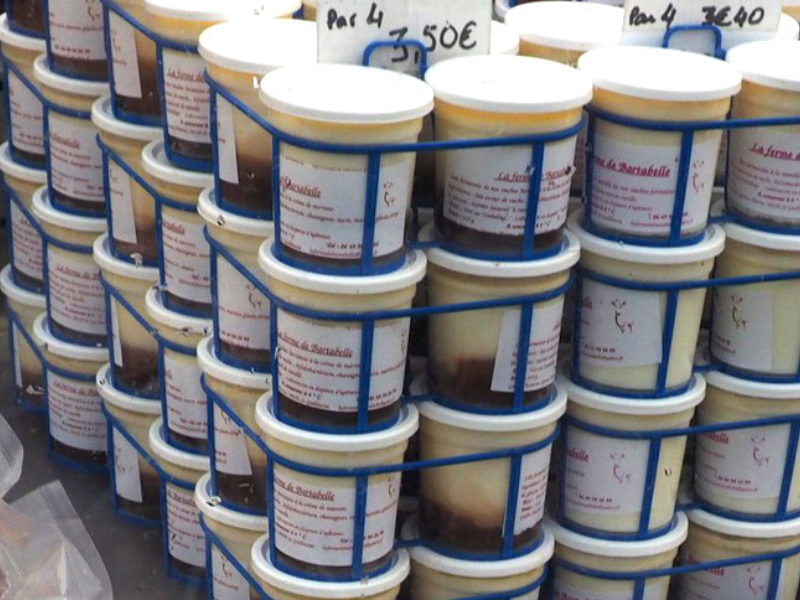 Yaourt fermier artisanal proposé par la Ferme de Bartabelle au marché paysan de Varces