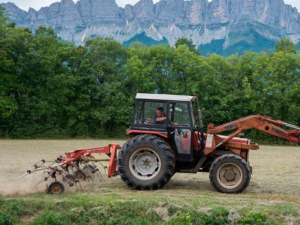 Tracteur agricole travaillant dans les champs près de Varces en Isère