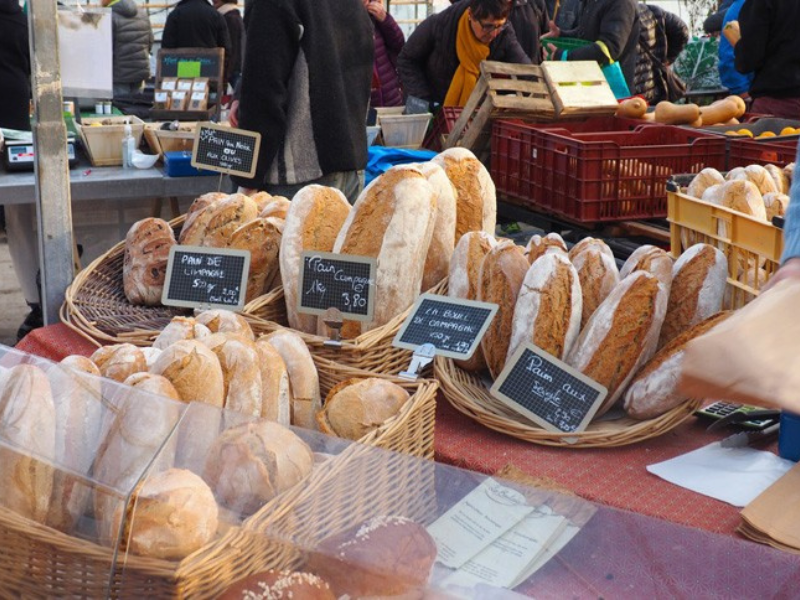 Fournil paysan avec pains faits maison au marché paysan de Varces