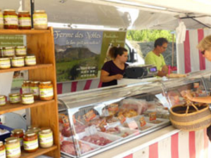 Marché de producteurs avec viande de porc locale à Varces