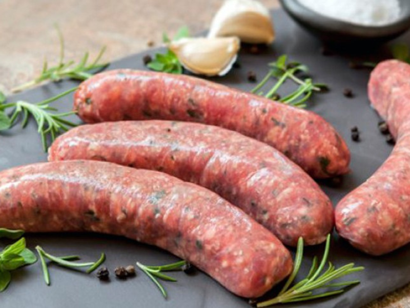 Produits de viande de porc locale vendus au marché fermier de Méraki à Varces en Isère