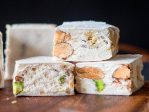 Nougat artisanal produit par un confiseur local du marché paysan de Varces en Isère