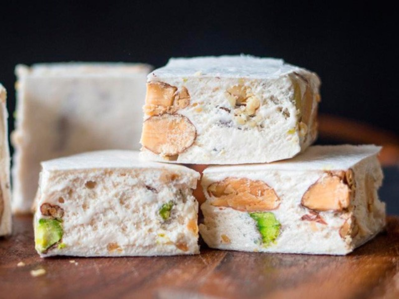 Nougat artisanal produit par un confiseur local du marché paysan de Varces en Isère