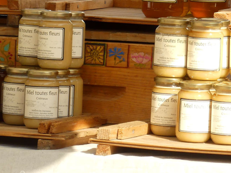 Rayons de miel frais proposés au marché paysan de Meraki à Varces