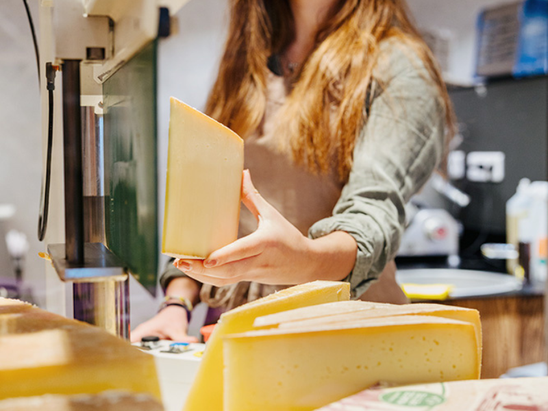 Producteurs de fromage de Chartreuse au marché Meraki à Varces